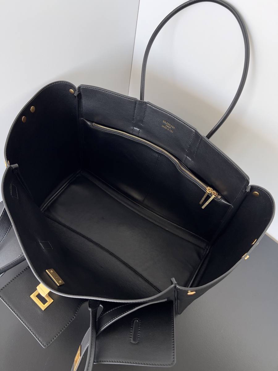 Balenciaga_BelAir_Medium_BlackGold_37x28x17cm_89B5