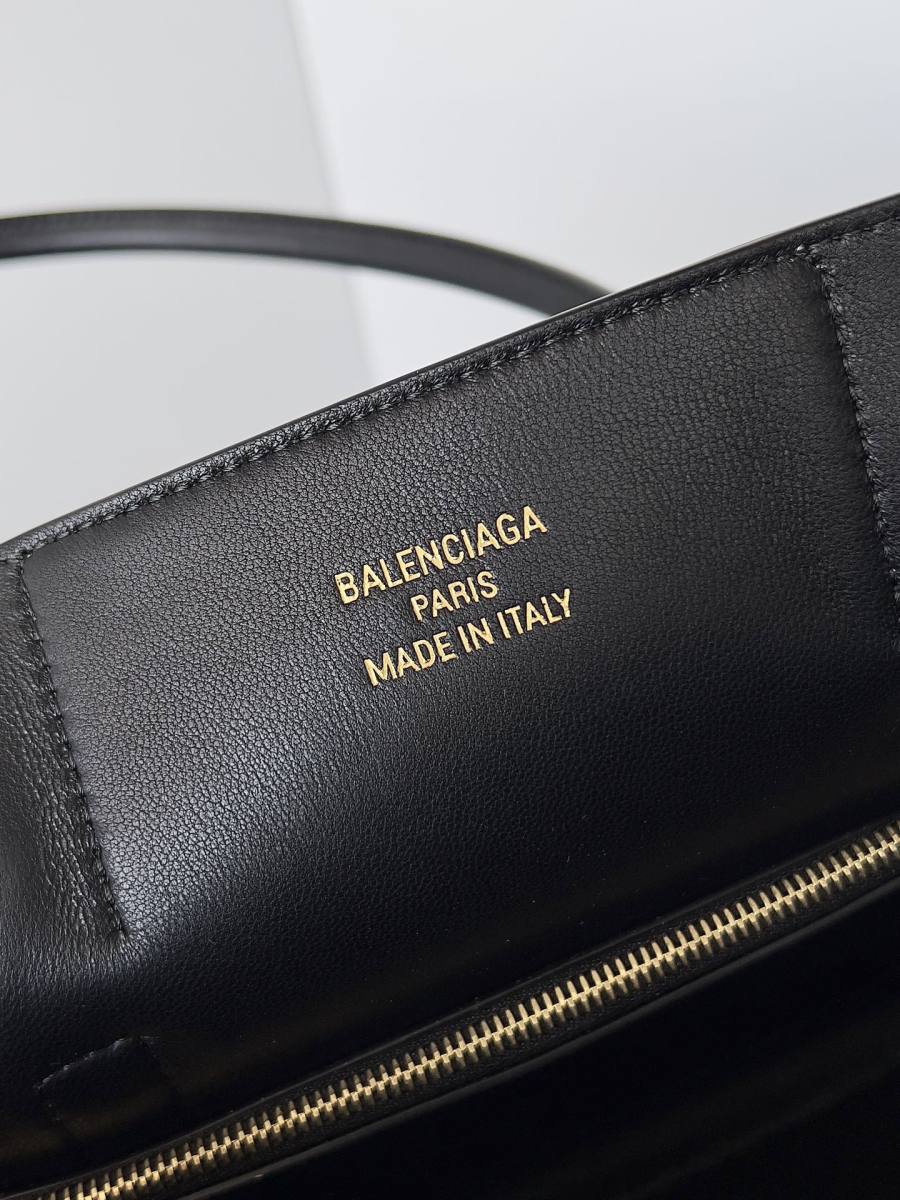 Balenciaga_BelAir_Medium_BlackGold_37x28x17cm_89B5