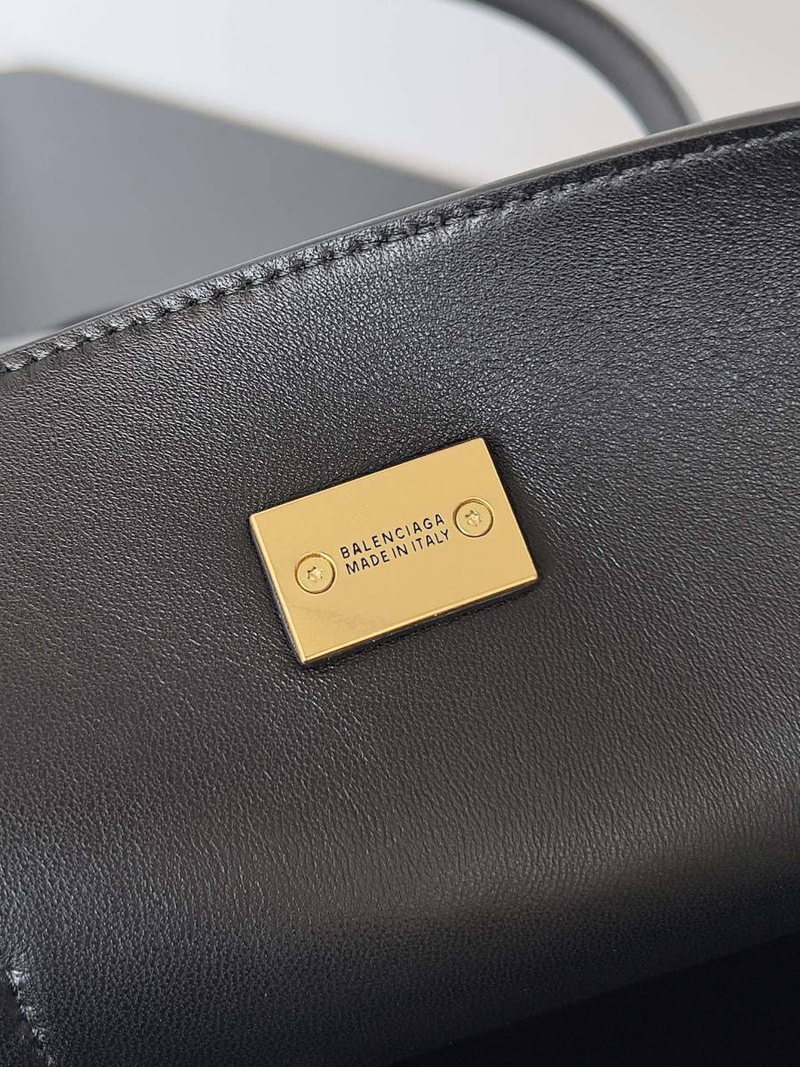 Balenciaga_BelAir_Medium_BlackGold_37x28x17cm_89B5