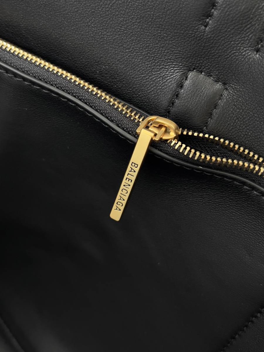 Balenciaga_BelAir_Medium_BlackGold_37x28x17cm_89B5
