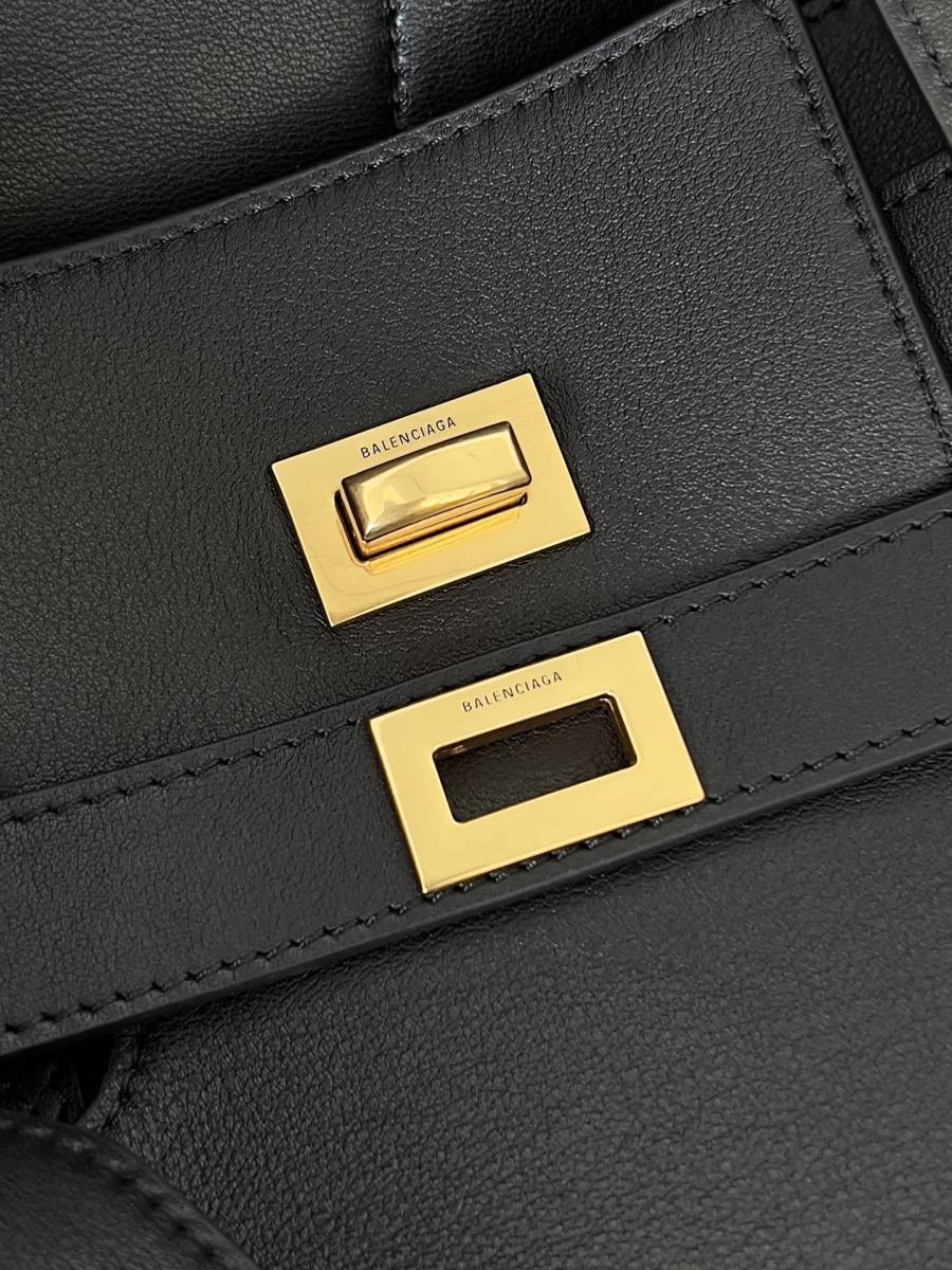 Balenciaga_BelAir_Medium_BlackGold_37x28x17cm_89B5