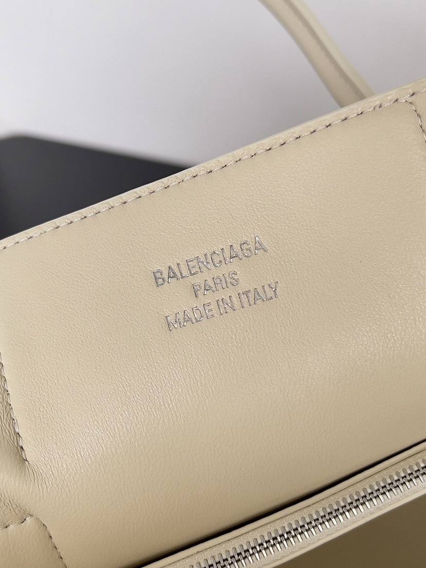 Balenciaga_BelAir_Medium_WhiteSilver_37x28x17cm_B887