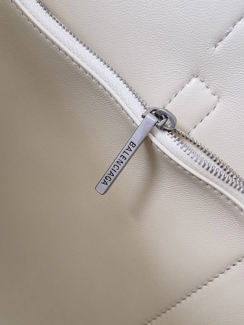 Balenciaga_BelAir_Medium_WhiteSilver_37x28x17cm_B887