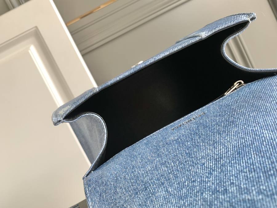 Balenciaga_HackerProject_26x16x8cm_6046