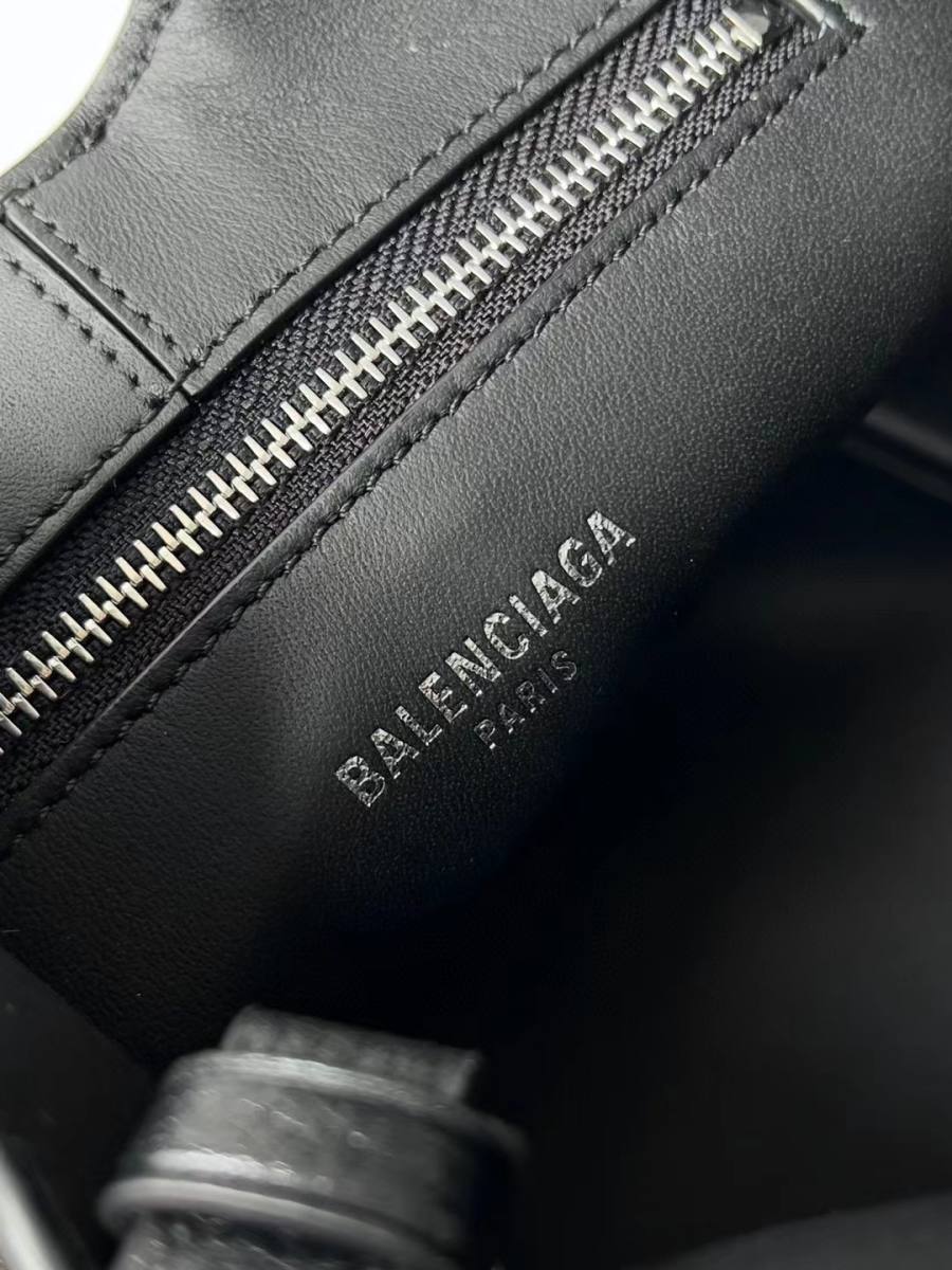 Balenciaga_Locker_Medium_38x26x11cm_CCC4