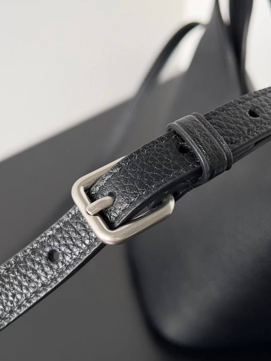 Balenciaga_Locker_Medium_38x26x11cm_CCC4