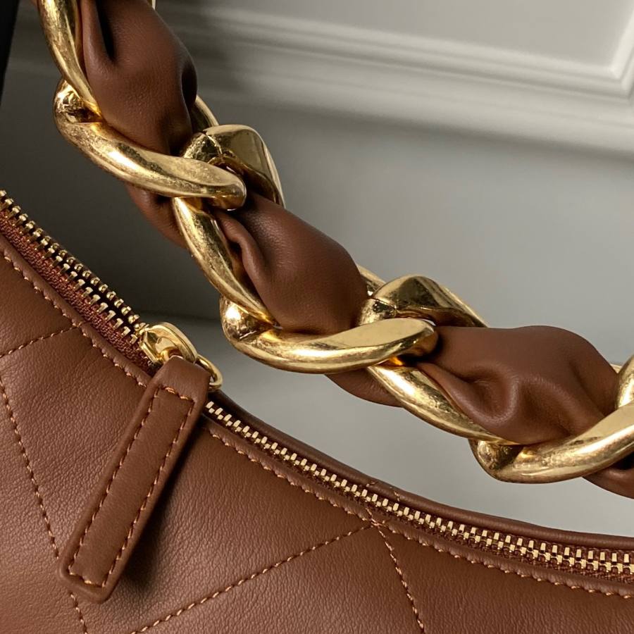 Chanel 25K Hippie Hobo Mini AS5837 20 x 16 x 8 C0EB