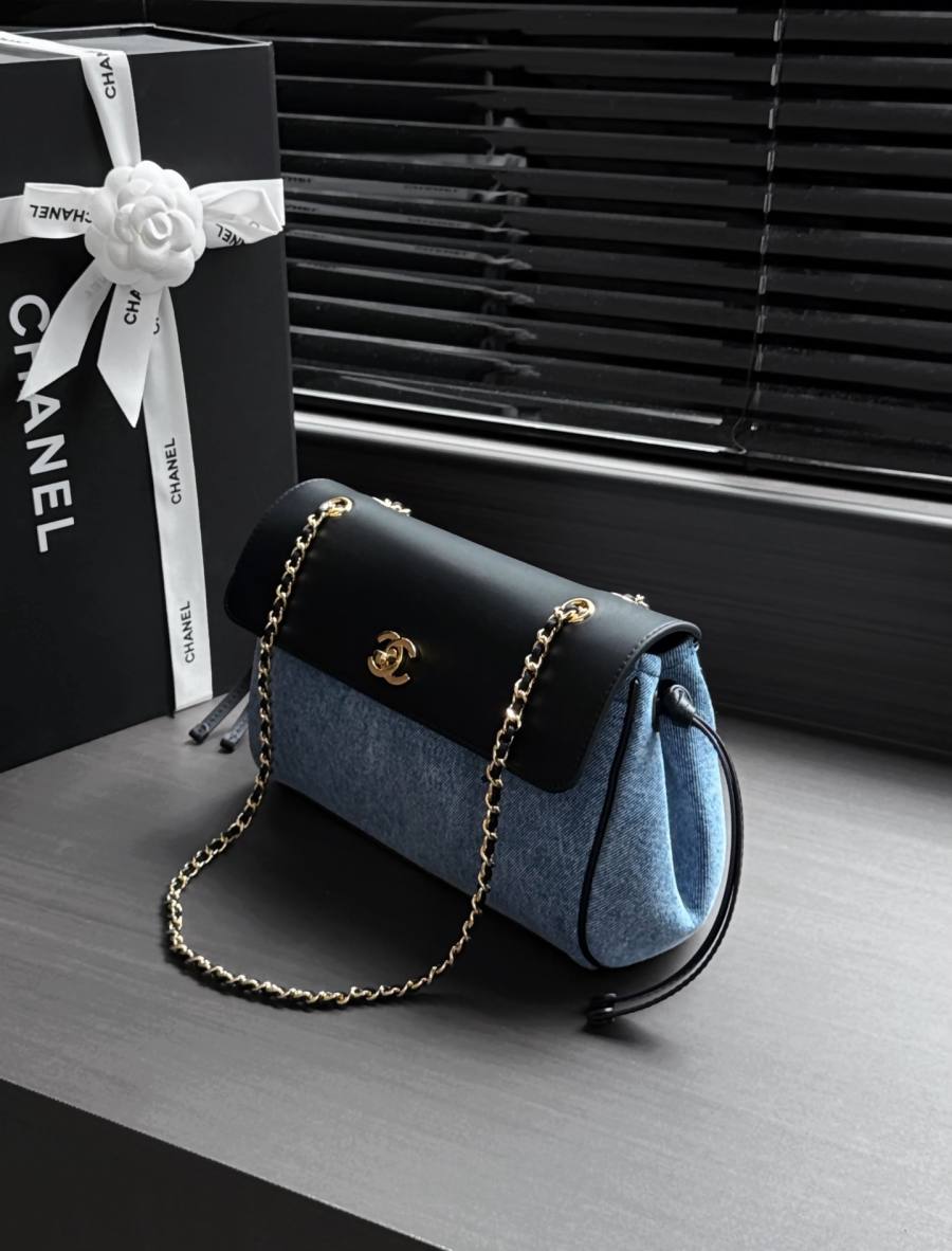 Chanel 26A Baguette 28 x 14 x 8 5F9F