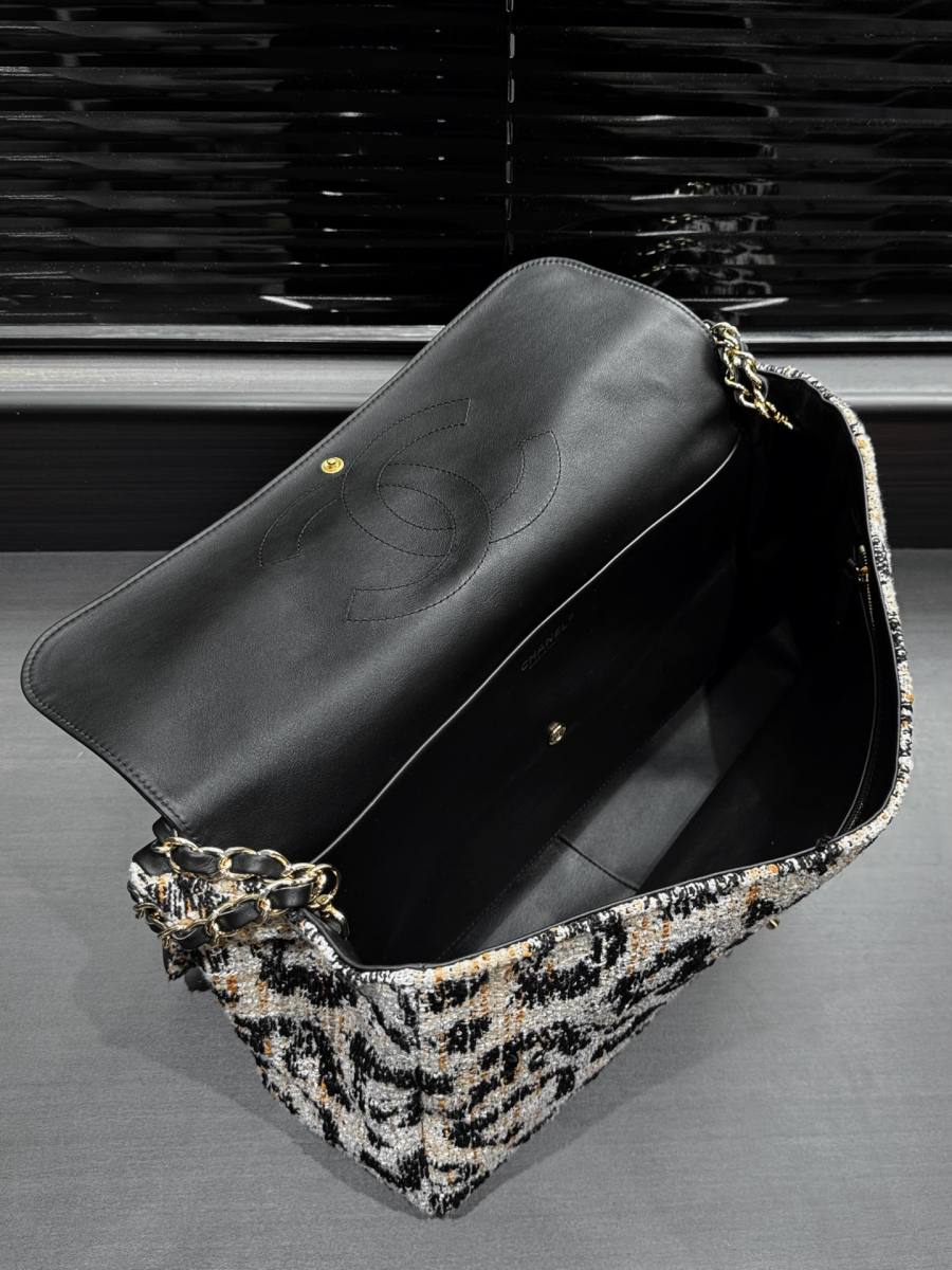Chanel 26A Baguette 28 x 14 x 8 743E