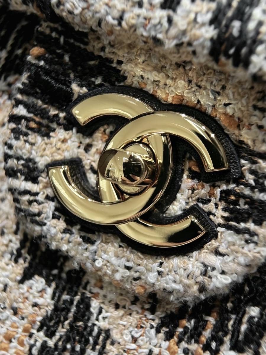 Chanel 26A Baguette 28 x 14 x 8 743E