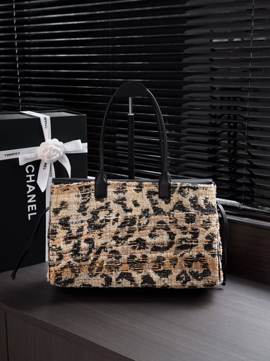 Chanel 26A Baguette 28 x 14 x 8 D0F1