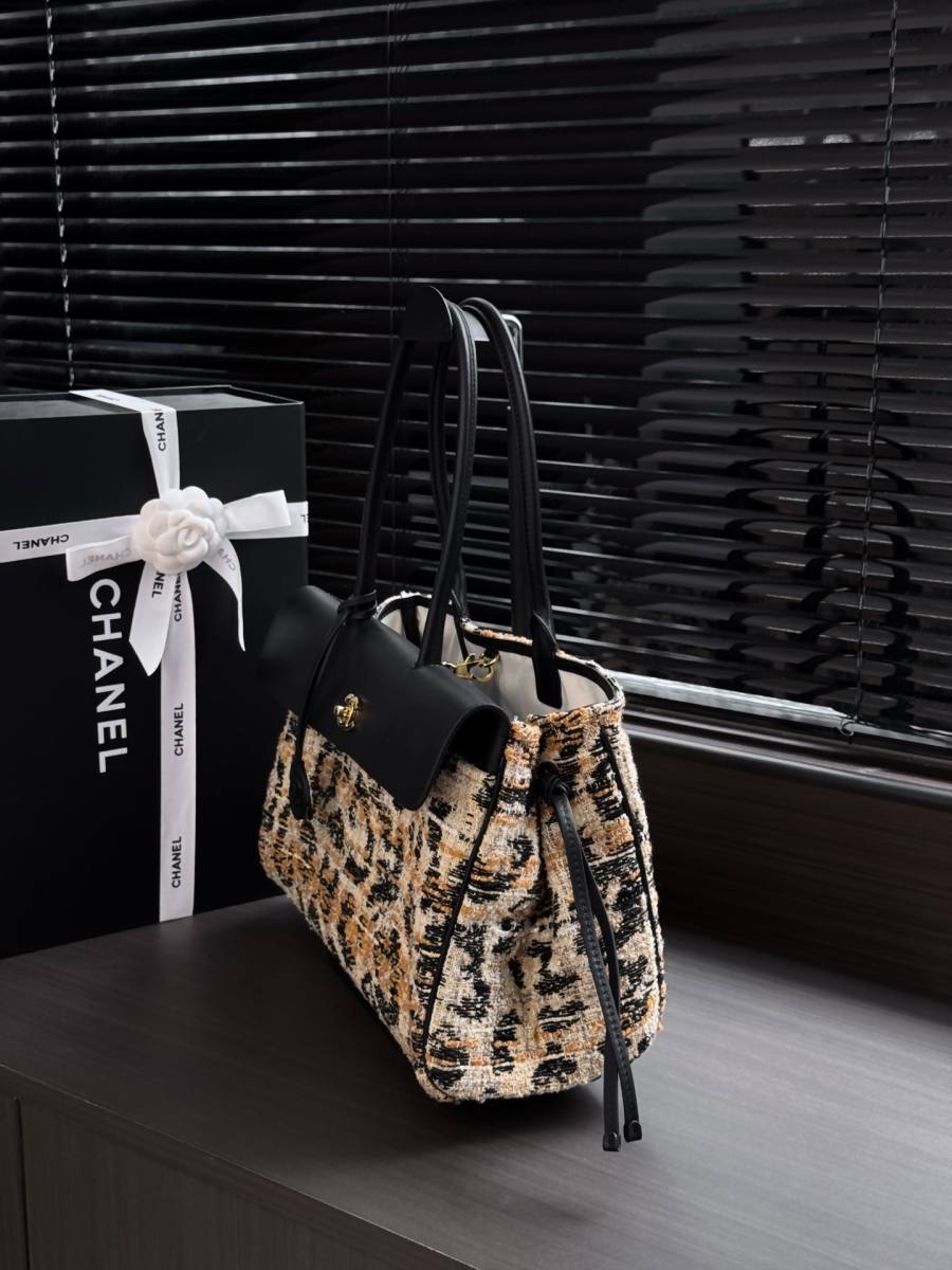 Chanel 26A Baguette 28 x 14 x 8 D0F1