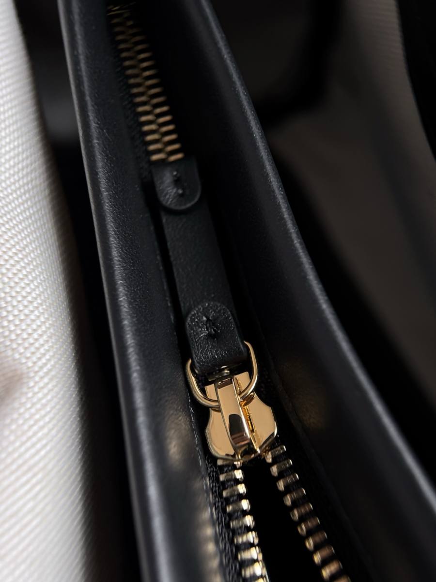 Chanel 26A Baguette 28 x 14 x 8 D0F1