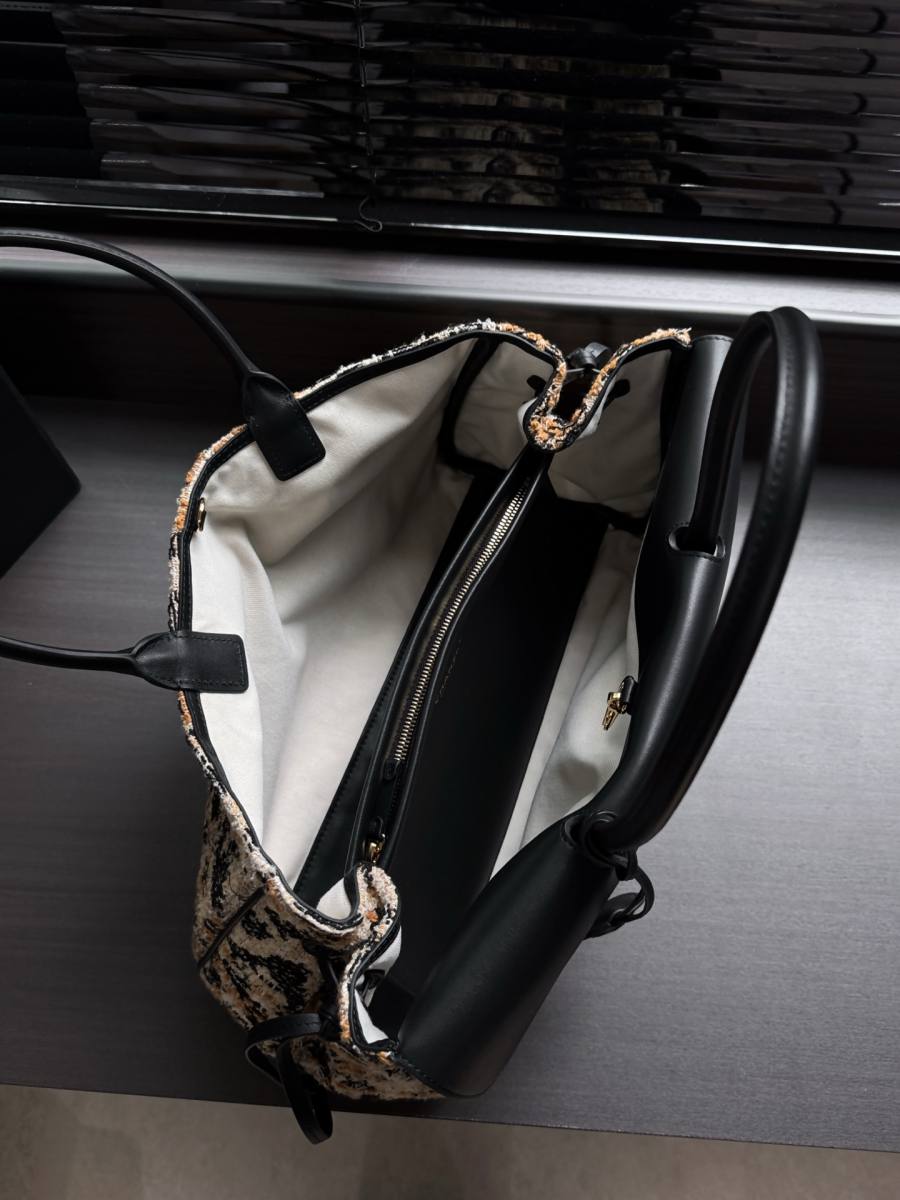 Chanel 26A Baguette 28 x 14 x 8 D0F1