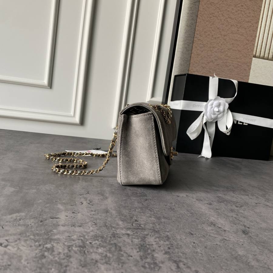 Chanel 26B Classic Flap Maxi Mini AS6626 20 x 13 x 6 A2B0