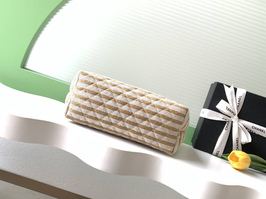 Chanel 26C Clutch 24 x 16 x 4 A8E2