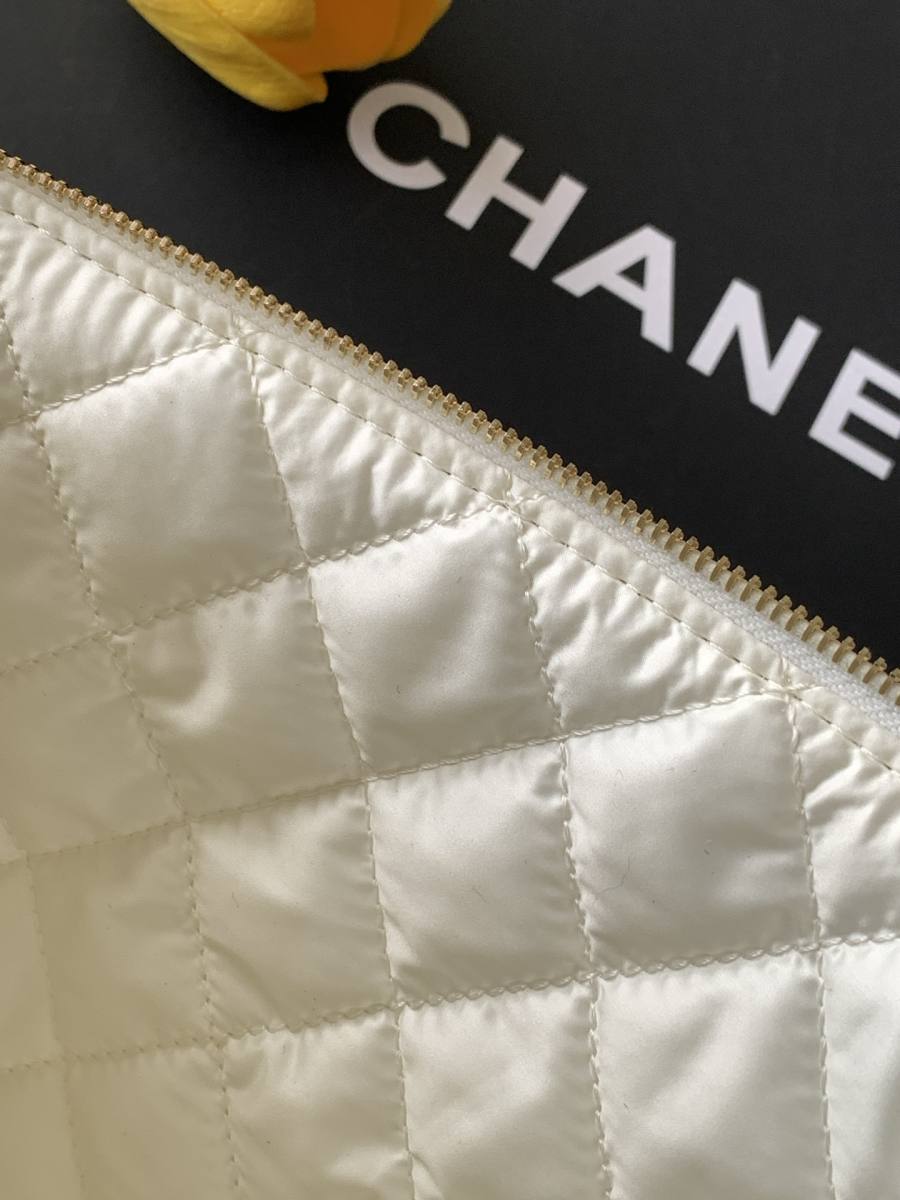 Chanel 26C Clutch 24 x 16 x 4 A8E2