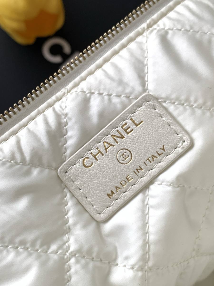 Chanel 26C Clutch 24 x 16 x 4 A8E2