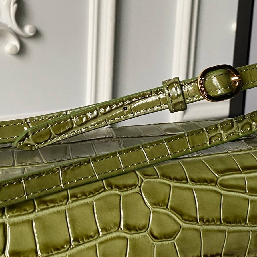 Chanel 26S Airport Bag AS6233 28 x 18 x 10 321D