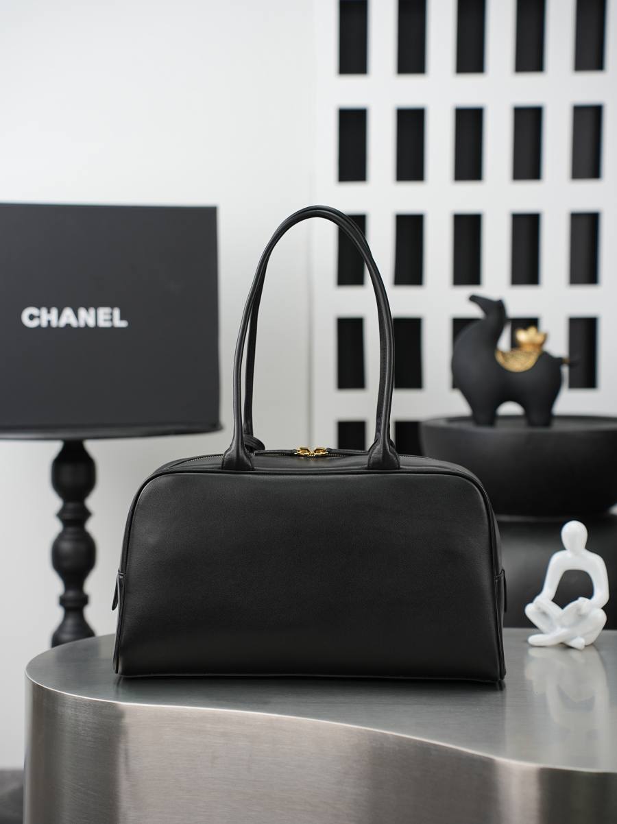 Chanel 26S Bowling Bag 31 x 20 x 14 E541