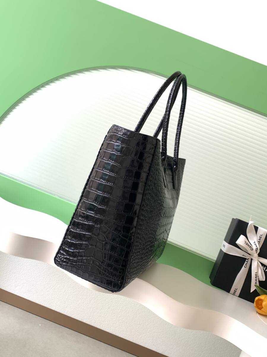 Chanel 26S Cerf Tote 38 x 27 x 15 0412