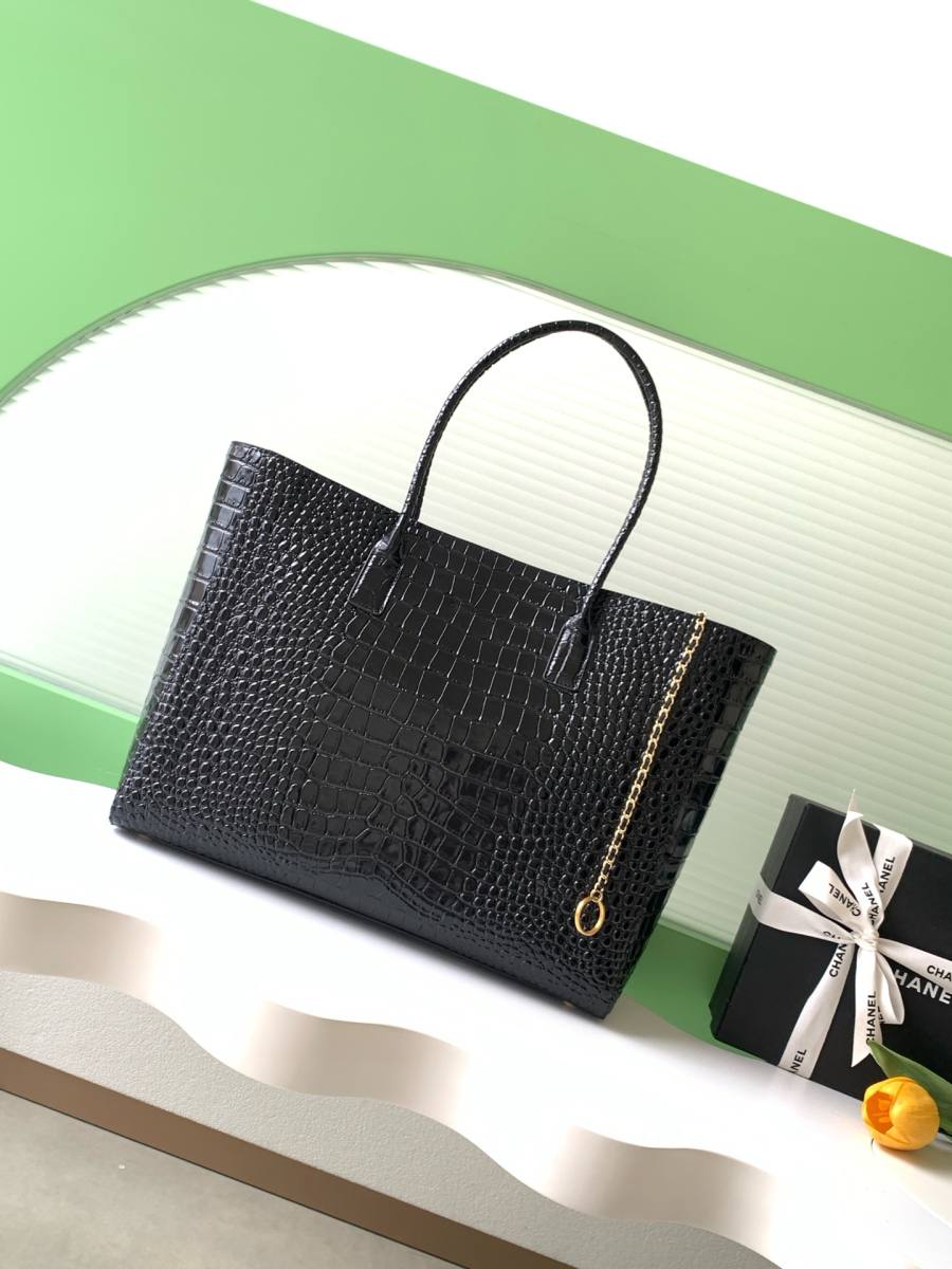 Chanel 26S Cerf Tote 38 x 27 x 15 0412