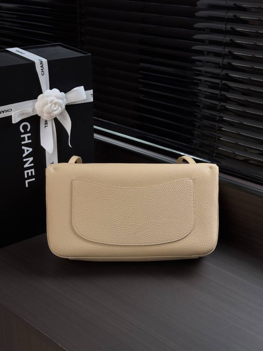 Chanel 26S Classic Flap Maxi 33 x 23 x 10 02A7