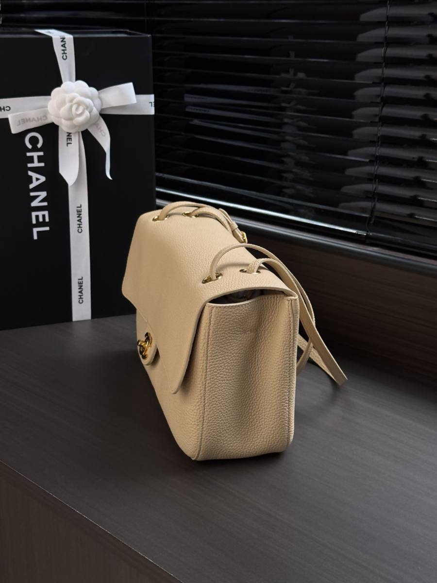 Chanel 26S Classic Flap Maxi 33 x 23 x 10 02A7