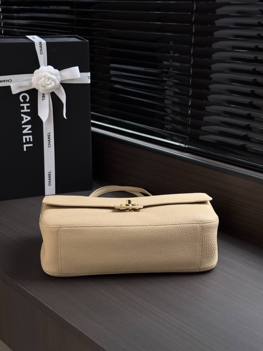 Chanel 26S Classic Flap Maxi 33 x 23 x 10 02A7