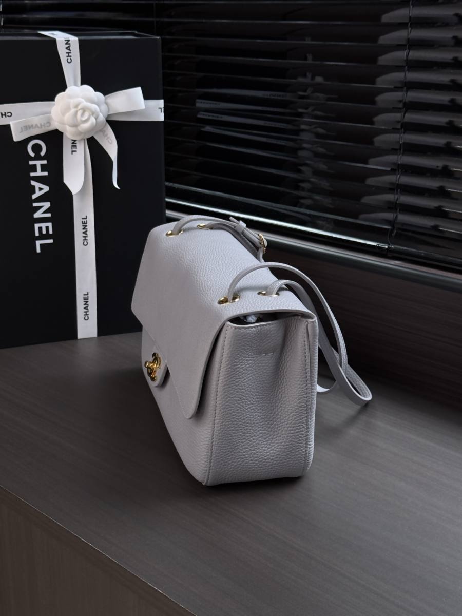 Chanel 26S Classic Flap Maxi 33 x 23 x 10 1420