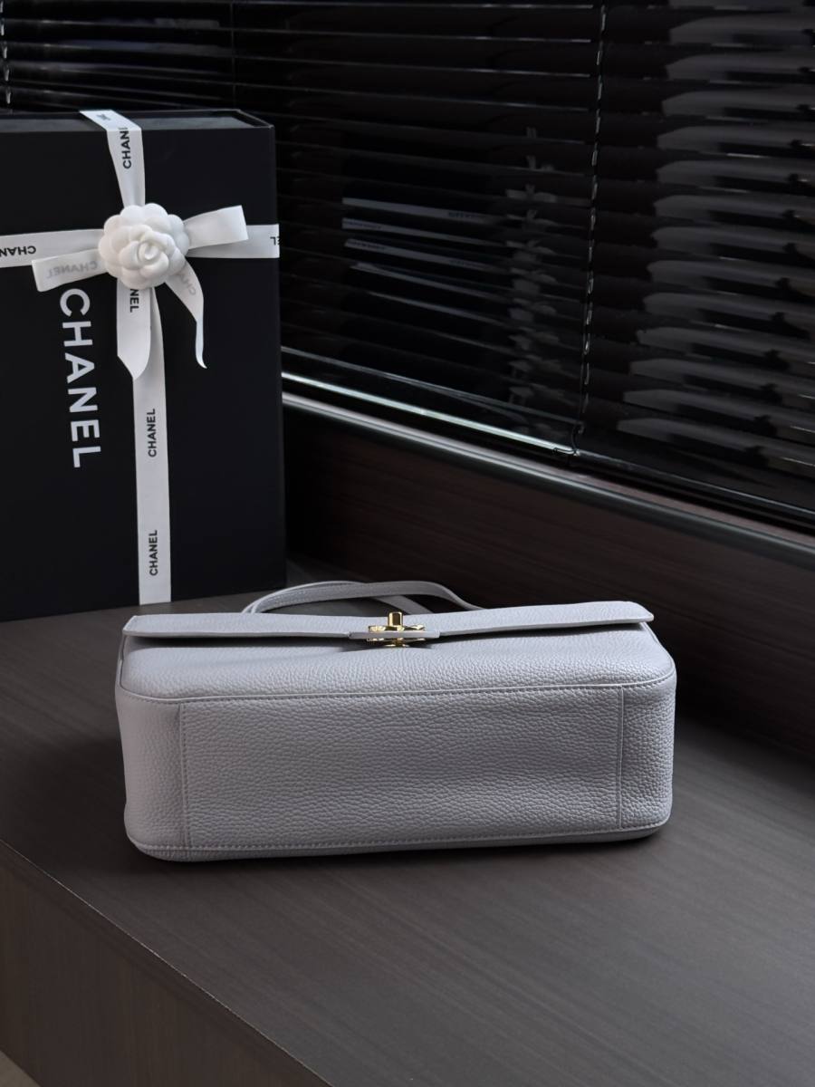 Chanel 26S Classic Flap Maxi 33 x 23 x 10 1420
