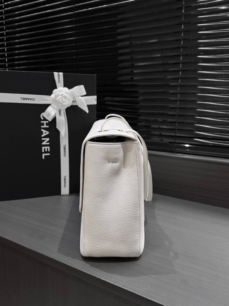 Chanel 26S Classic Flap Maxi 33 x 23 x 10 383A