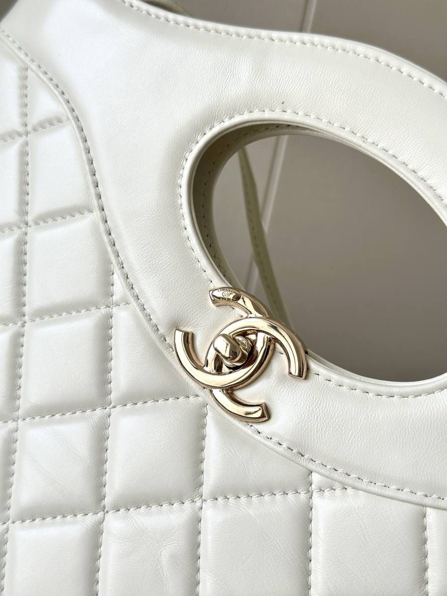 Chanel 31 Mini Shopping Bag 20 x 16 x 7 B847