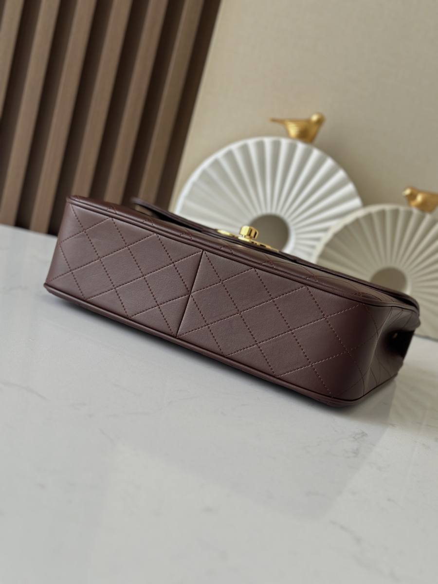 Chanel Classic Flap 25.5 x 16 x 7 23B3