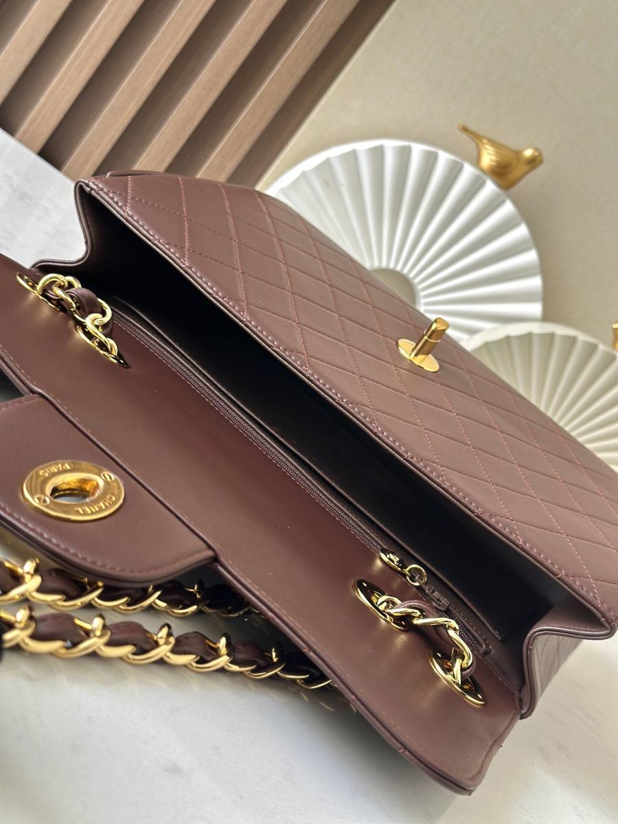 Chanel Classic Flap 25.5 x 16 x 7 23B3