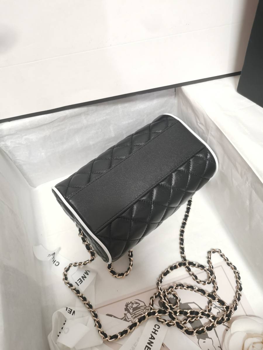 Chanel Classic Flap 25.5 x 16 x 7 D307