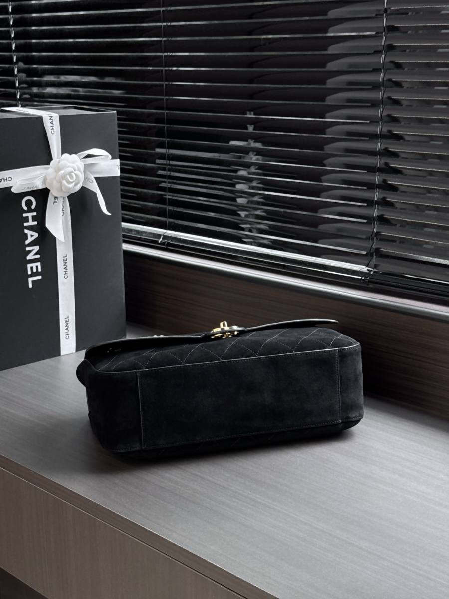Chanel Classic Flap Maxi 33 x 23 x 10 5823