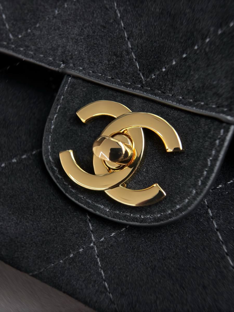 Chanel Classic Flap Maxi 33 x 23 x 10 5823