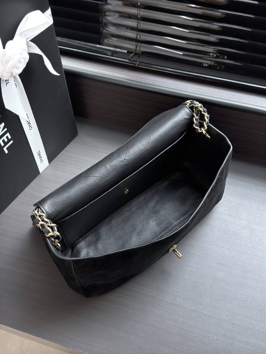 Chanel Classic Flap Maxi 33 x 23 x 10 5823