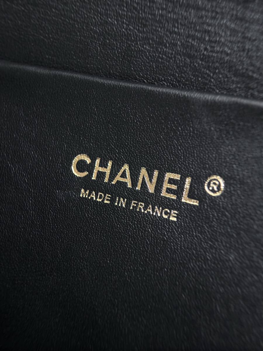 Chanel Classic Flap Maxi 33 x 23 x 10 5823