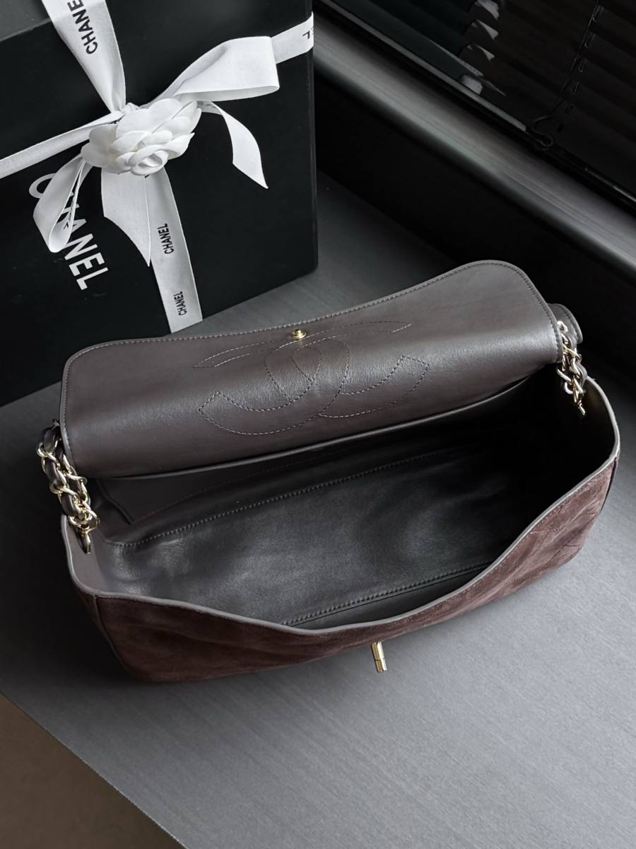 Chanel Classic Flap Maxi 33 x 23 x 10 A283