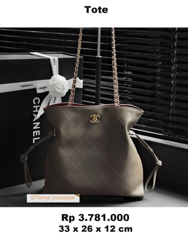 Chanel Tote 33 x 26 x 12 2E15