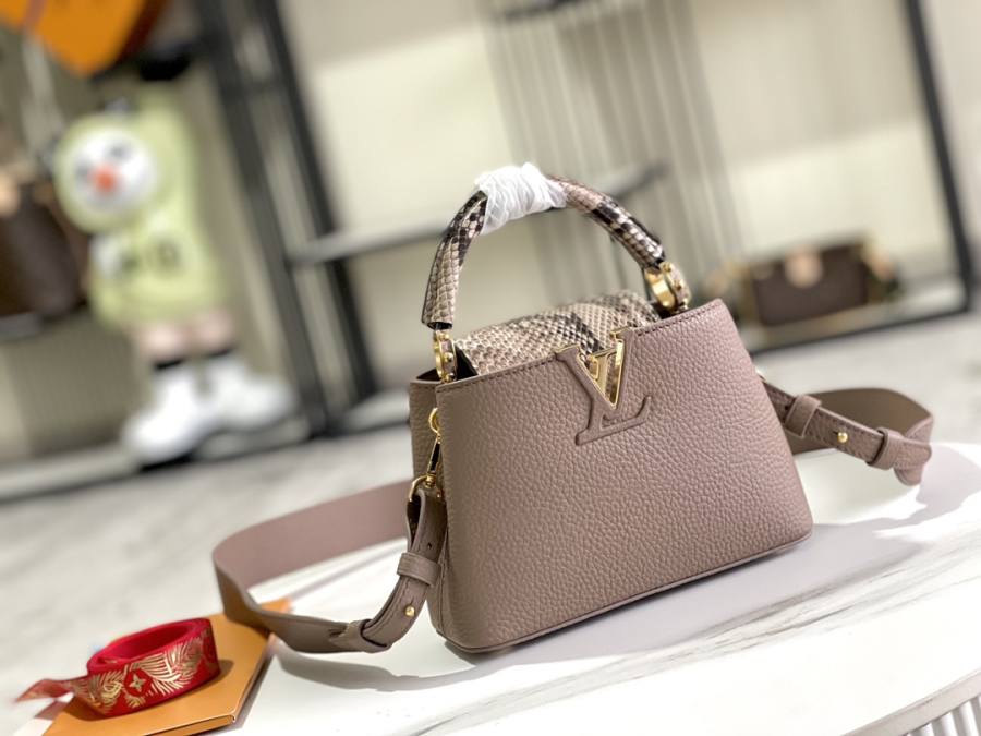 Louis Vuitton Capucines 9D90
