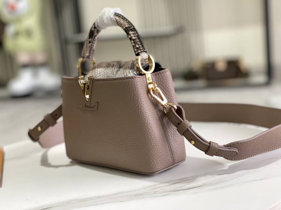 Louis Vuitton Capucines 9D90