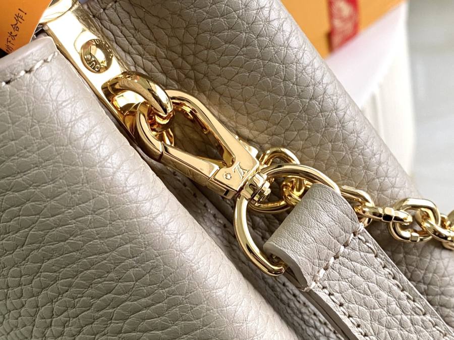 Louis Vuitton Capucines A01E
