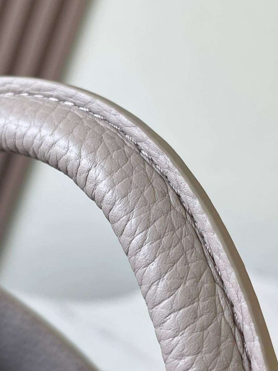 Louis Vuitton Capucines BB M24736 27 x 17.3 x 9 Grey CF39
