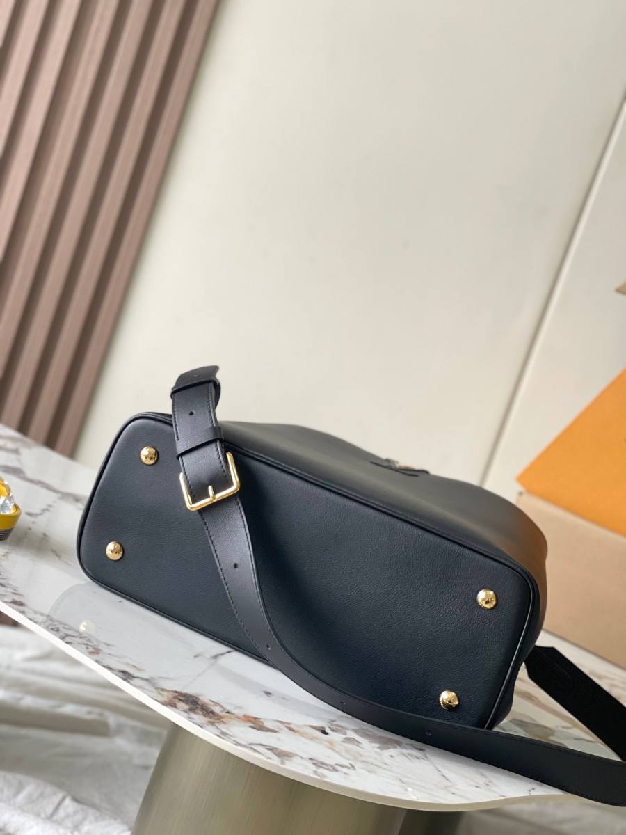 Louis Vuitton Capucines Souple MM M24607 38 x 23 x 16 Black B0E5