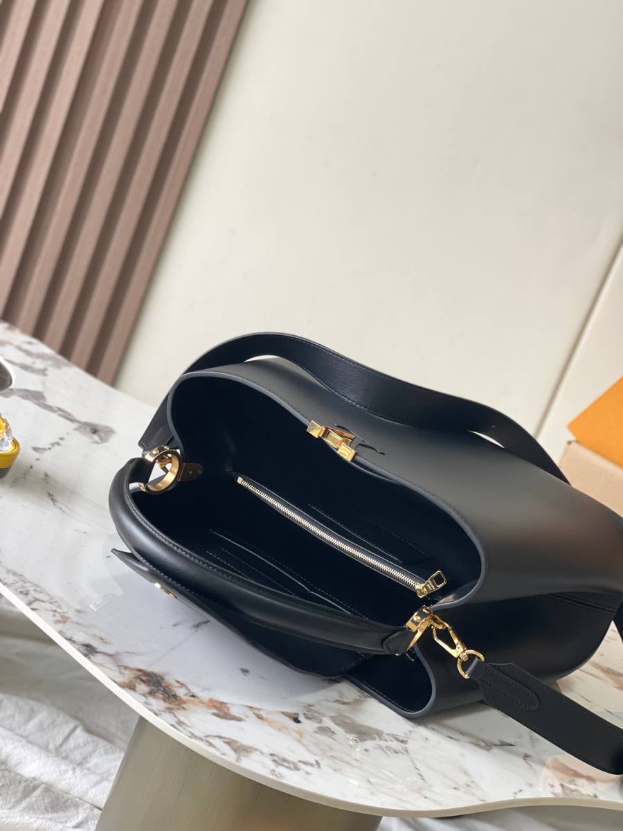 Louis Vuitton Capucines Souple MM M24607 38 x 23 x 16 Black B0E5