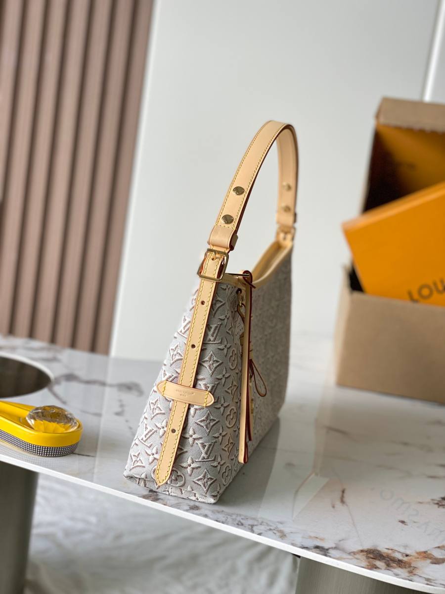 Louis Vuitton Carryall East-West M2A136 36 x 19 x 1 577F