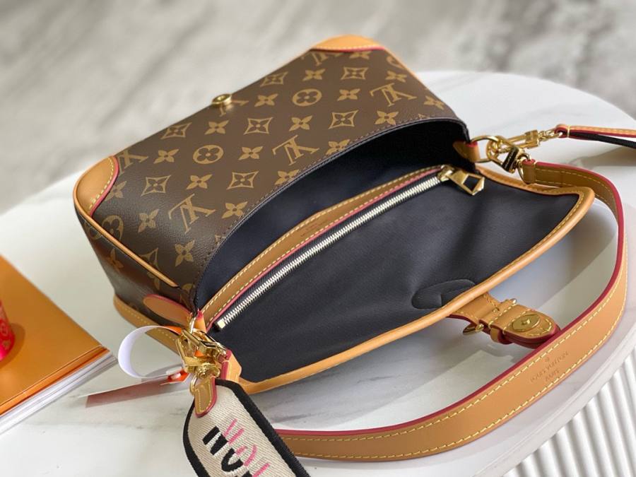 Louis Vuitton Diane M45985 24 x 16 x 8 Monogram 56CA